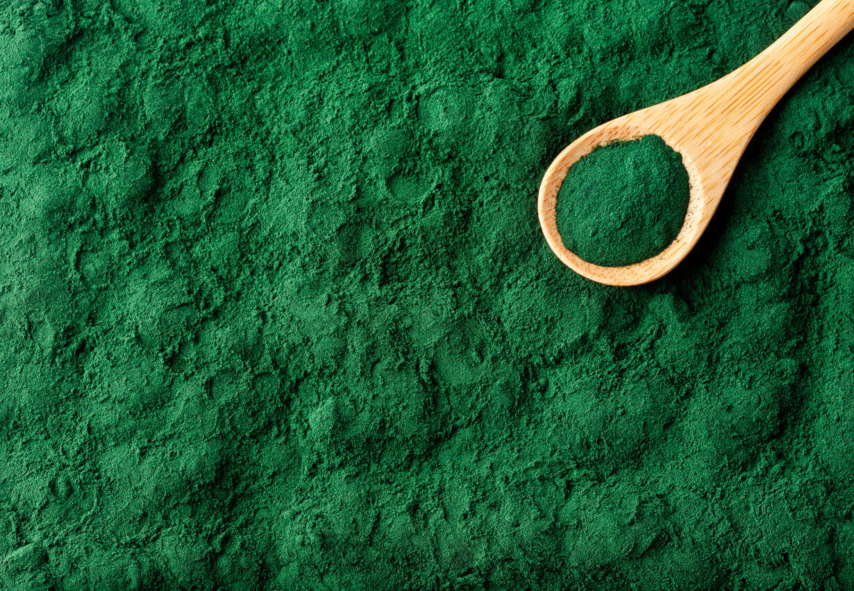spirulina and wooden spoon